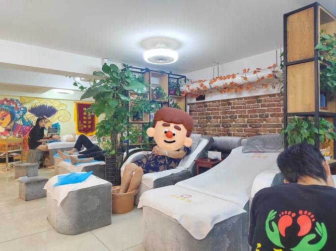 空带爸妈来感受了一下三哥修脚,还是那么专业,爸妈很满意,服务很周到