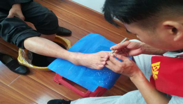 建华社区免费为老年人洗脚修脚，孝老服务温暖大武汉